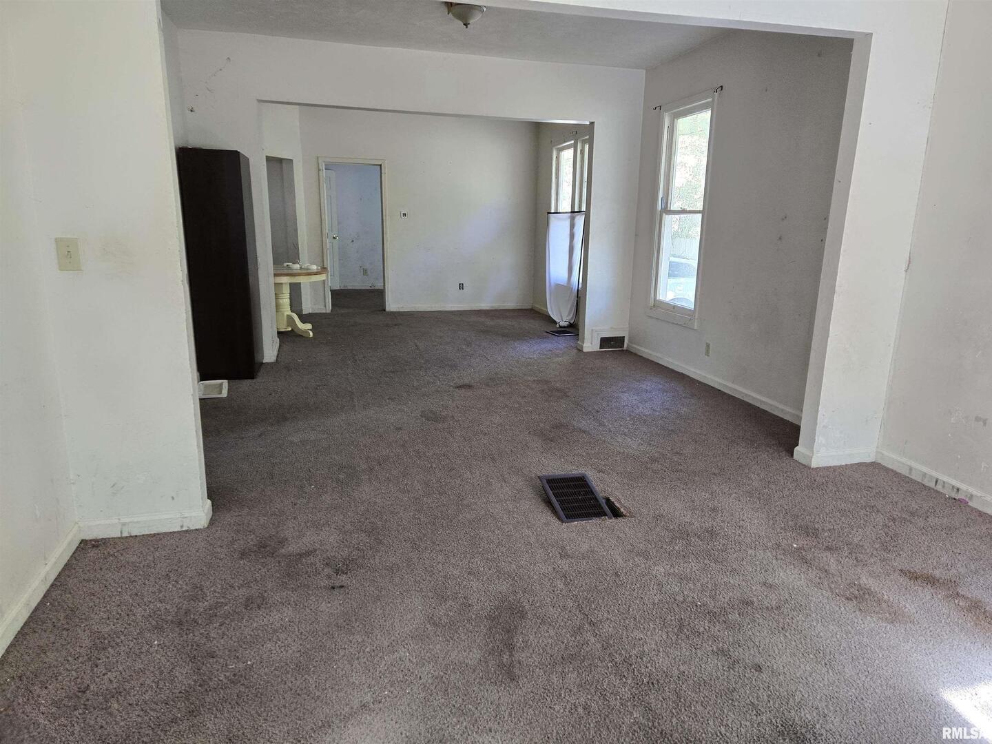 702 West Walnut Street Carbondale, IL 62901 - Photo 5 of 12 an empty room with windows