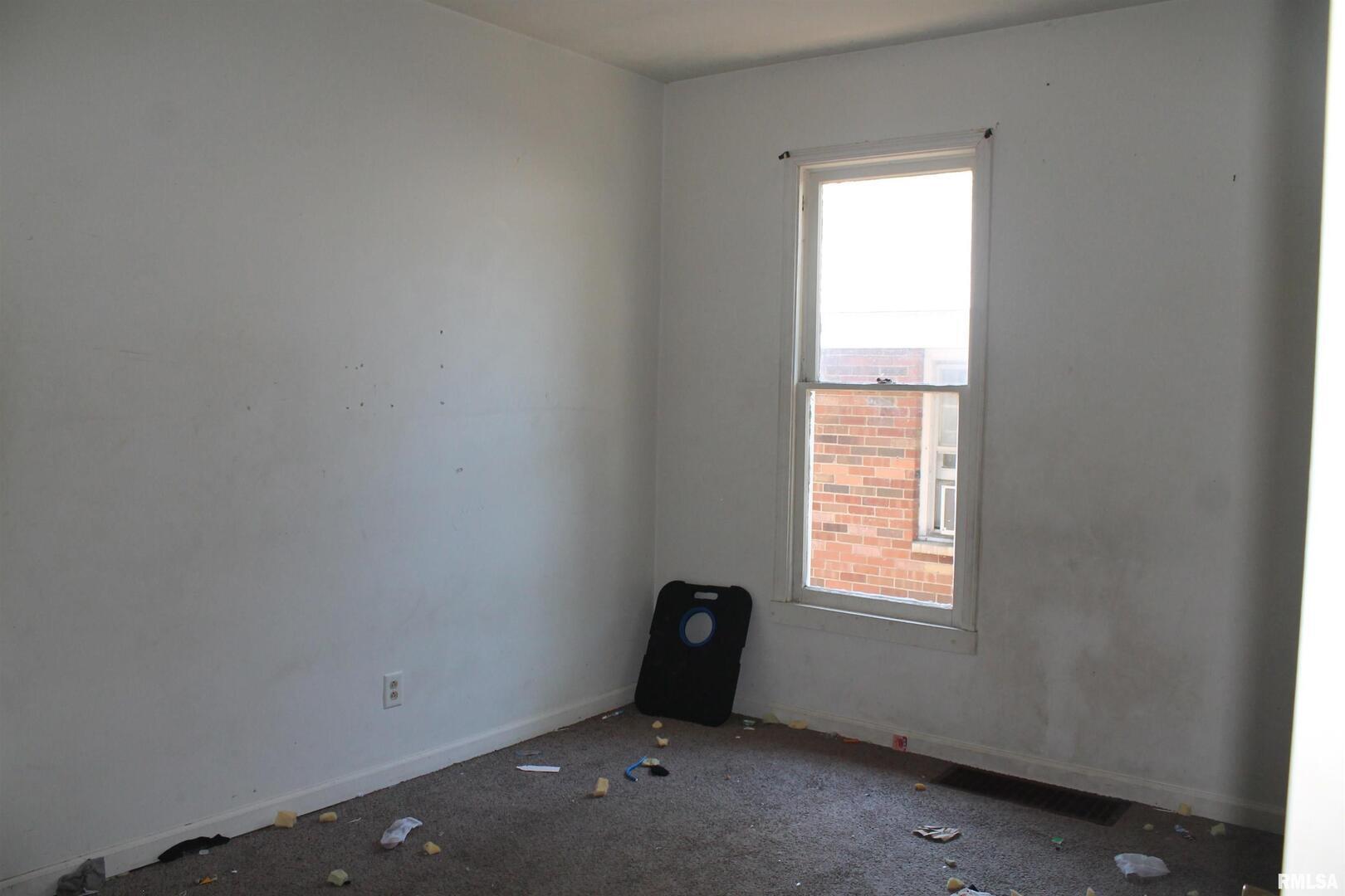 702 West Walnut Street Carbondale, IL 62901 - Photo 9 of 12 a room with a window