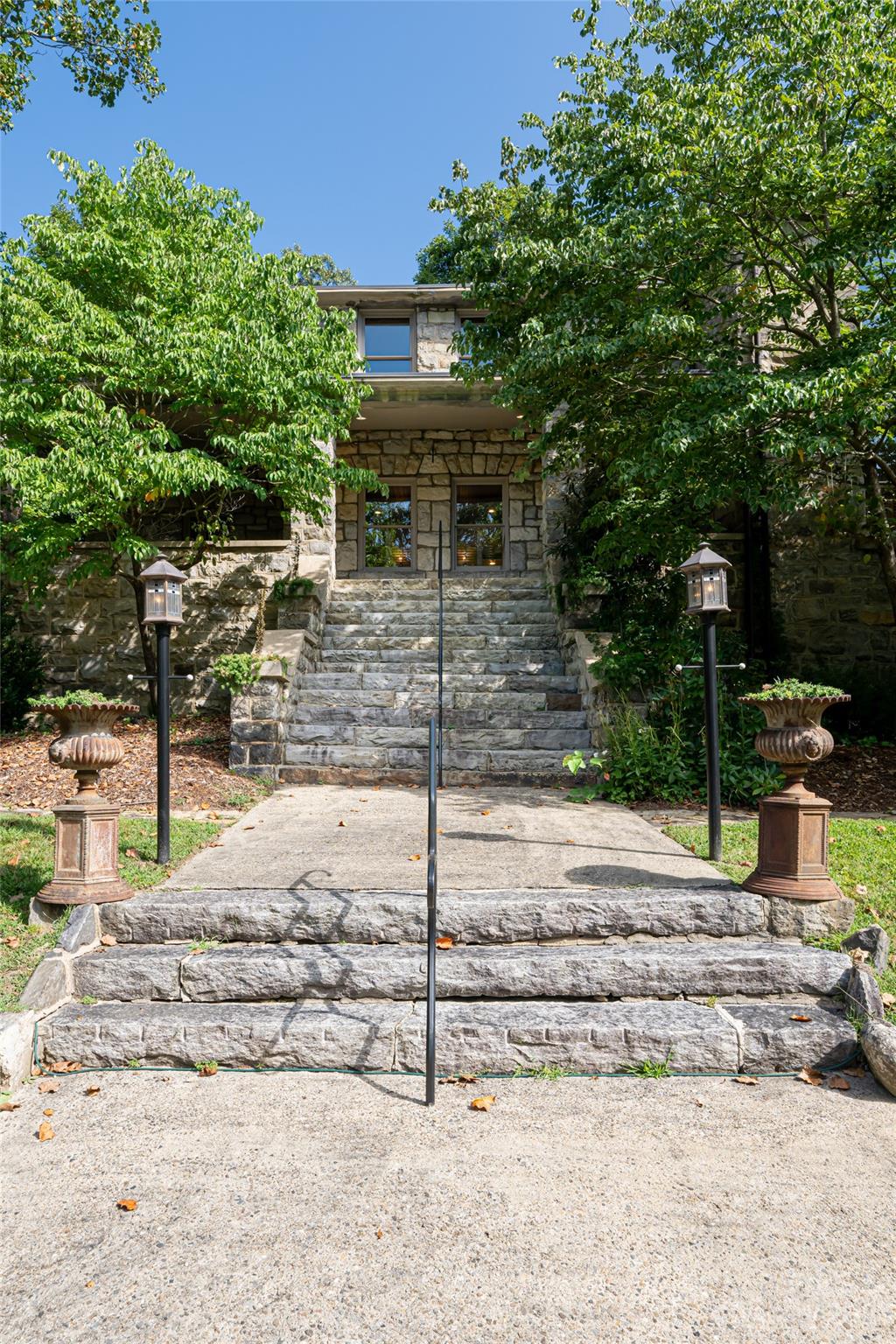 27 Edgewood Road Asheville, NC 28804 - Photo 4 of 48 a view of a backyard of the house