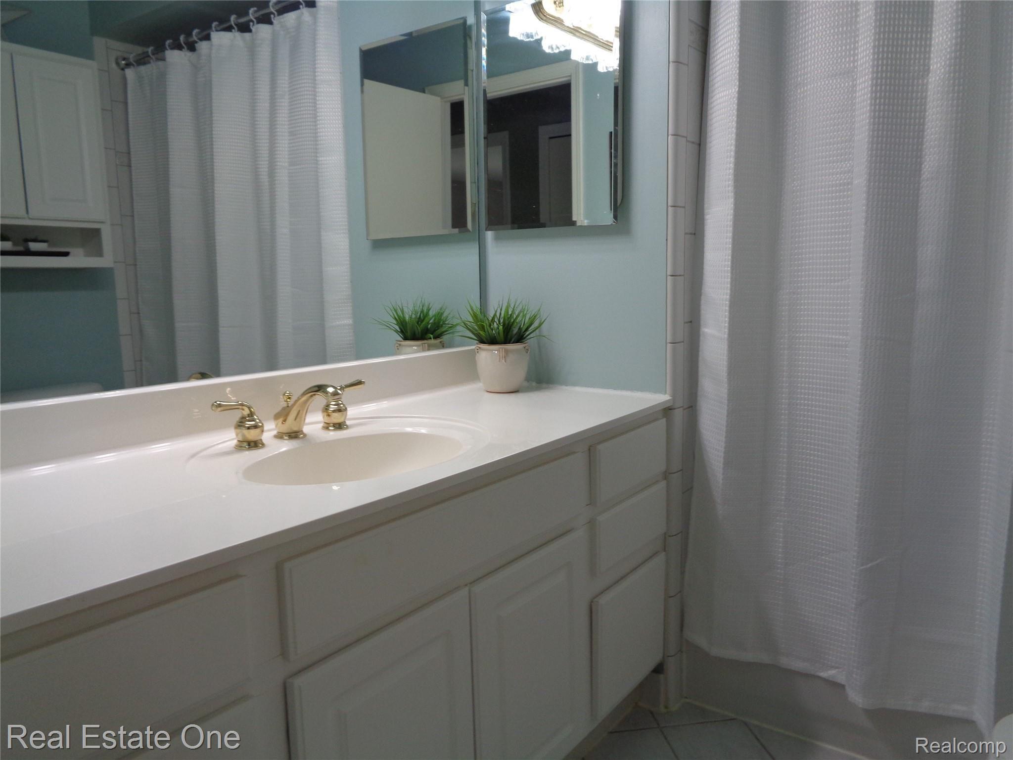2572 Lake George Road Oakland, MI 48363 - Photo 43 of 83 Entry level full bath