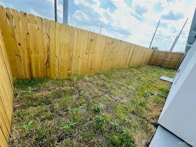 a view of a back yard
