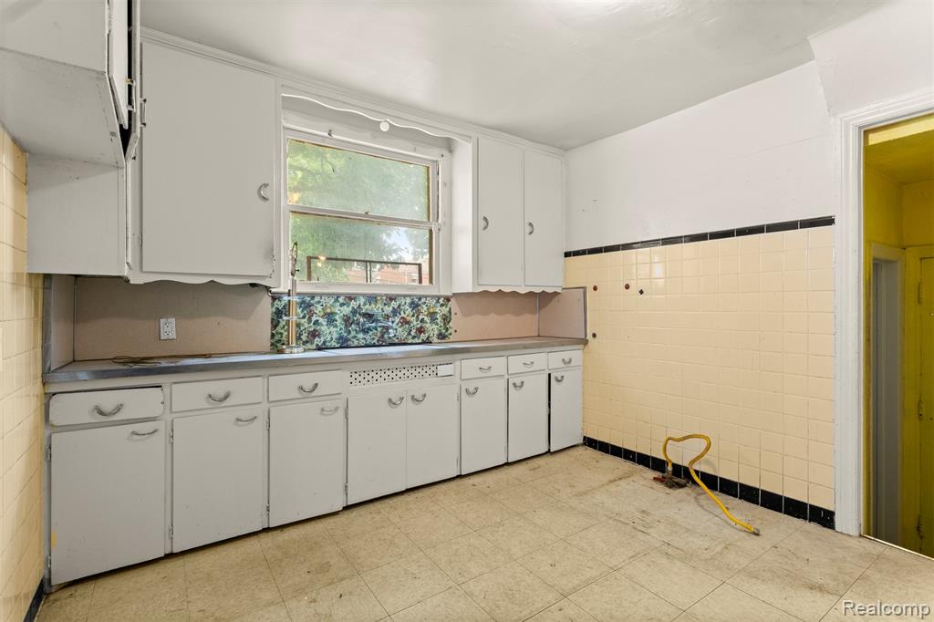 8547 Meyers Road Detroit, MI 48228 - Photo 12 of 29