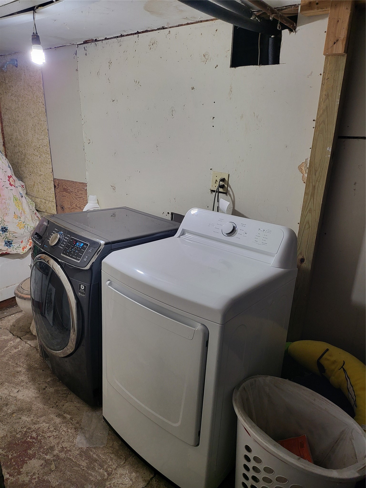 1529 Welch Street Houston, TX 77006 - Photo 11 of 34 a utility room with dryer and washer