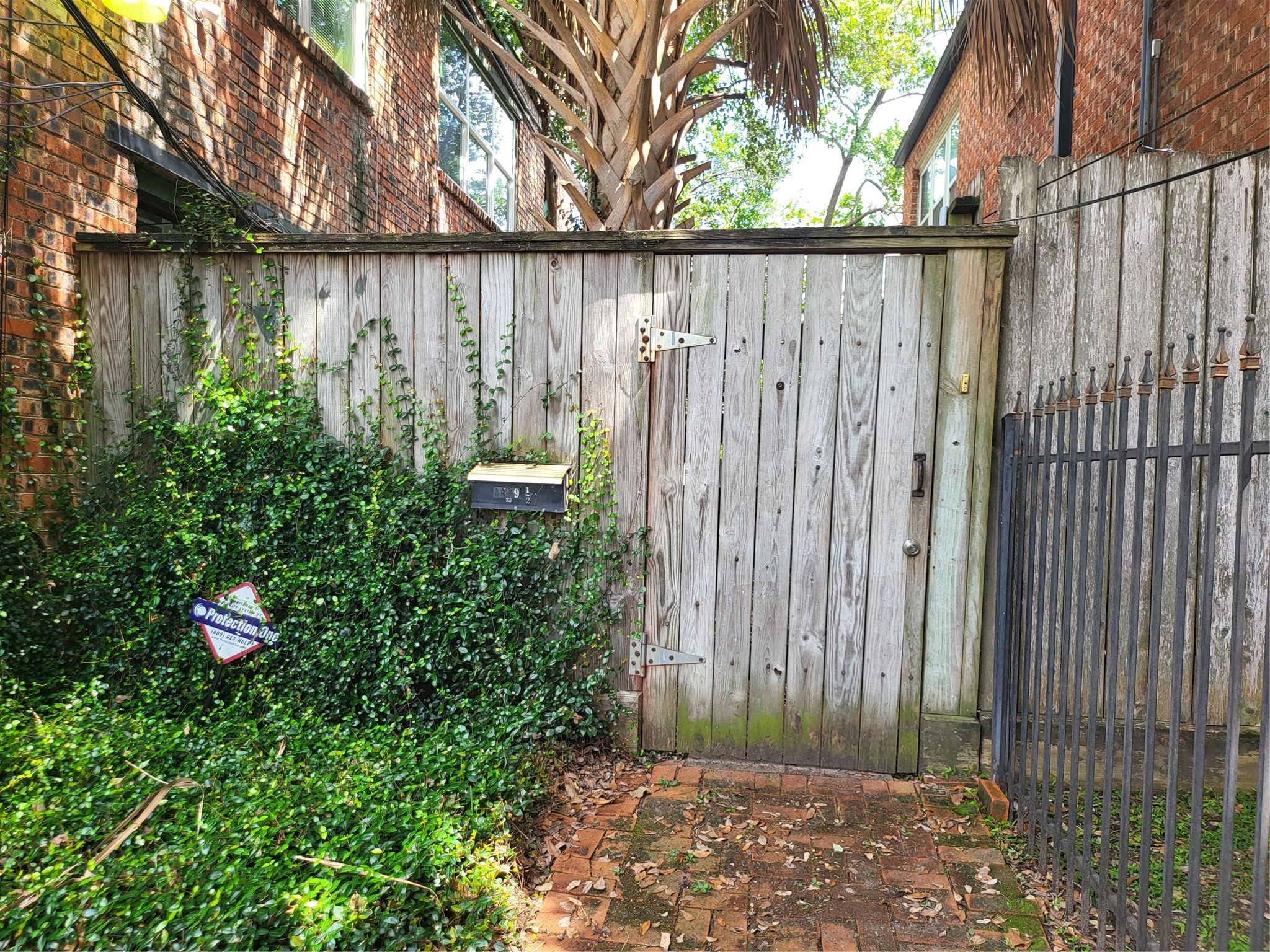 1529 Welch Street Houston, TX 77006 - Photo 12 of 34 a view of a house with backyard and garden