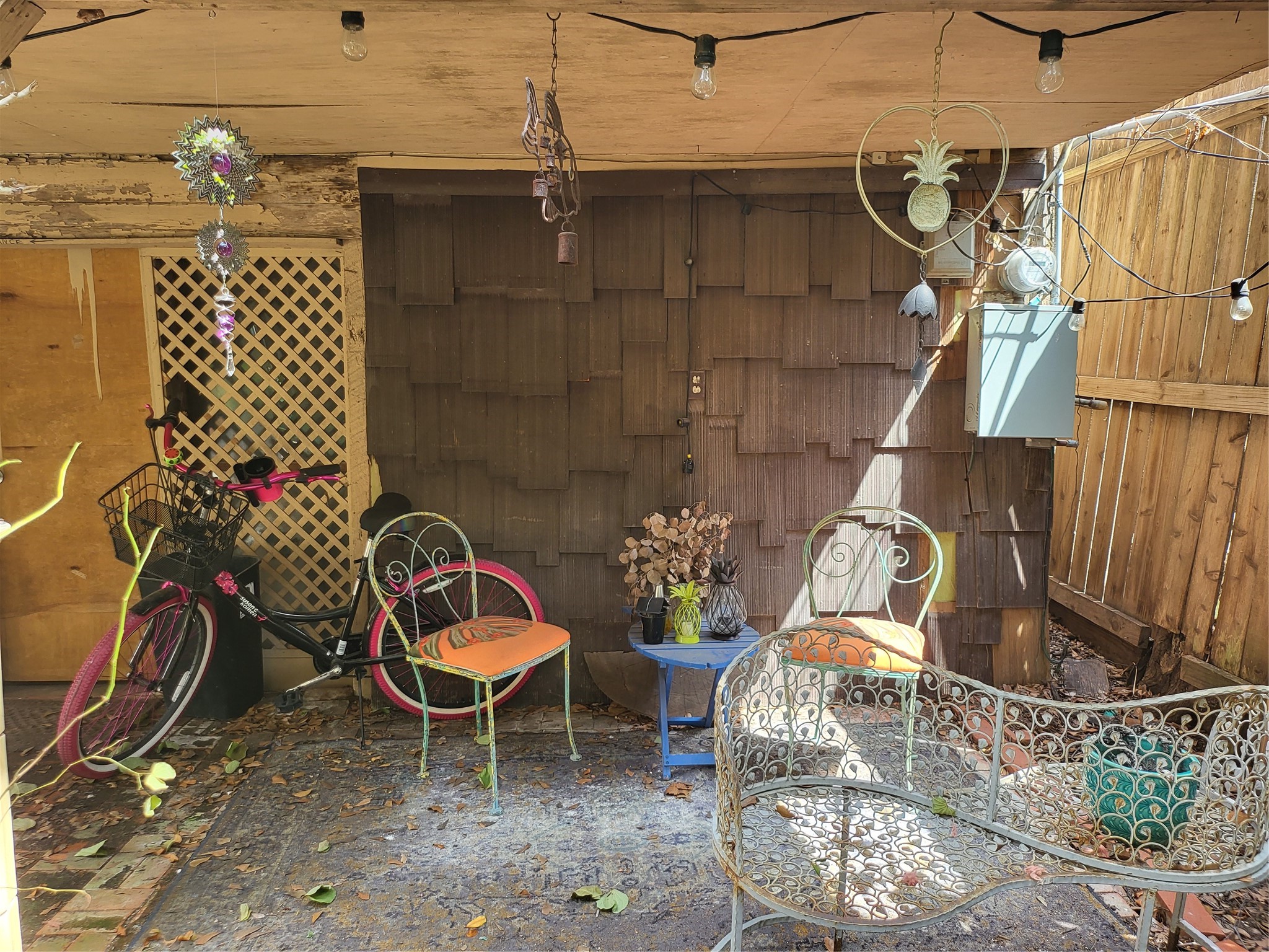 1529 Welch Street Houston, TX 77006 - Photo 14 of 34 a view of a chairs and table in the patio