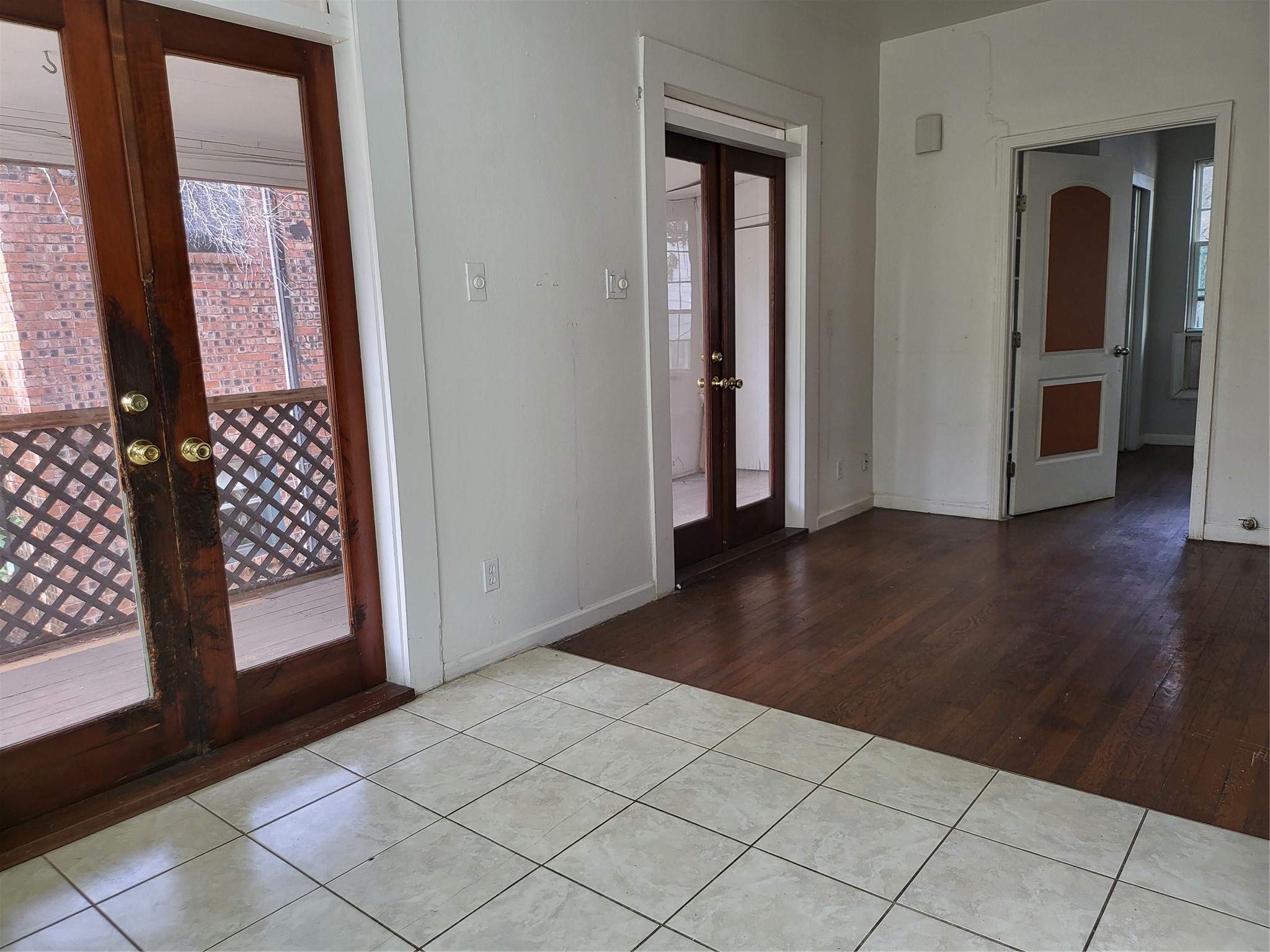 1529 Welch Street Houston, TX 77006 - Photo 19 of 34 an empty room with wooden floor and windows