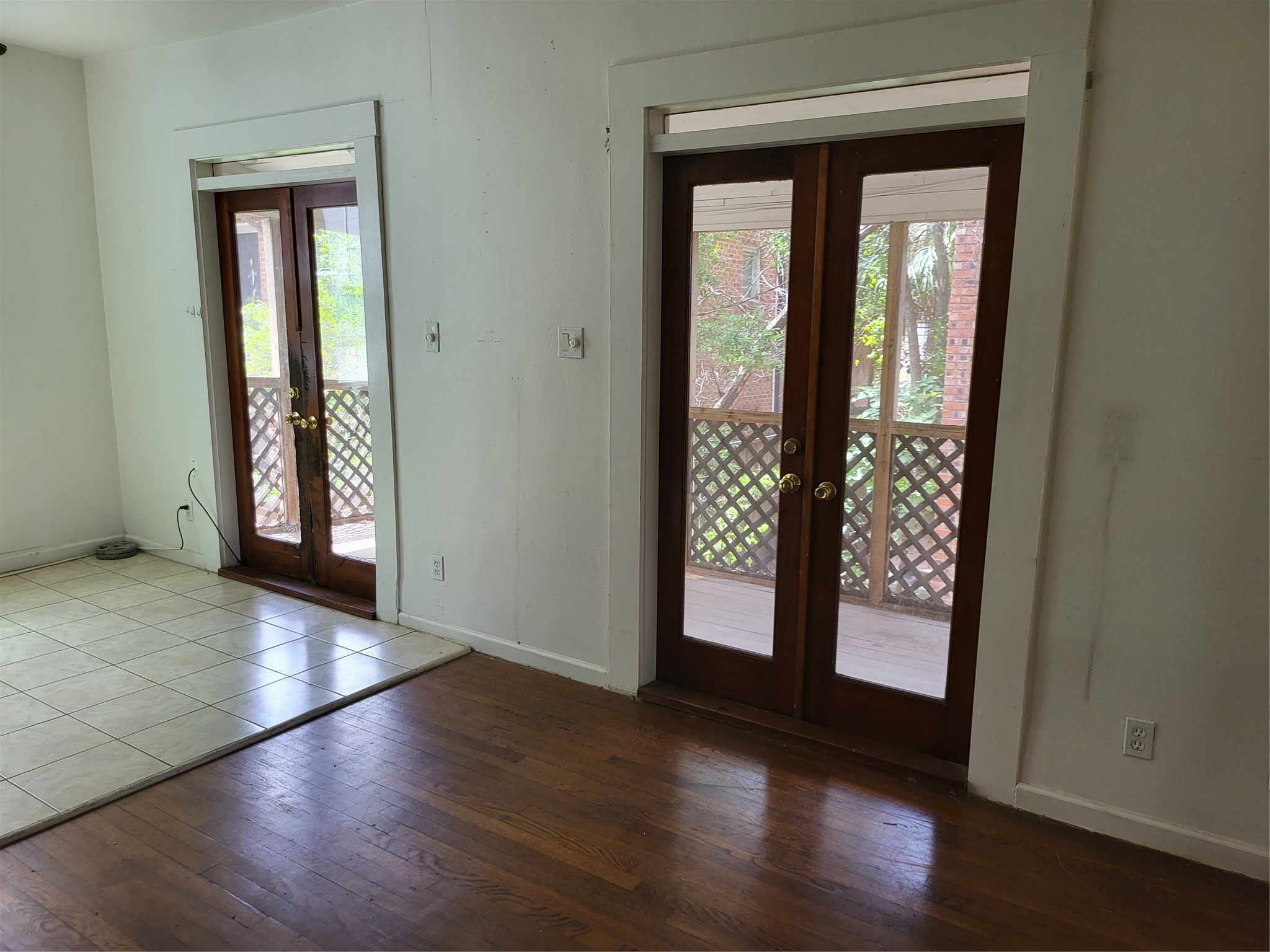 1529 Welch Street Houston, TX 77006 - Photo 20 of 34 an empty room with wooden floor and windows
