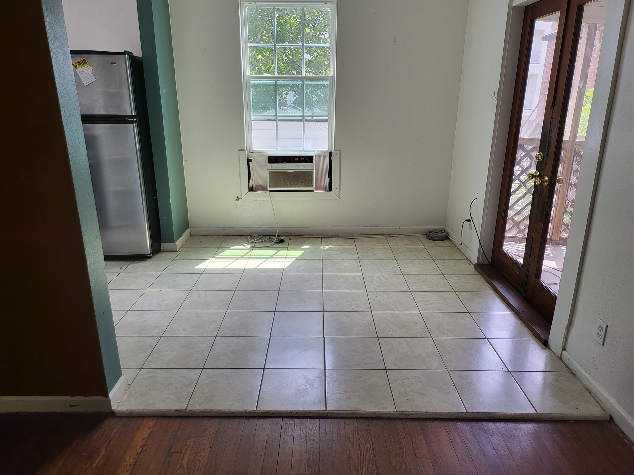1529 Welch Street Houston, TX 77006 - Photo 22 of 34 a view of an empty room with windows