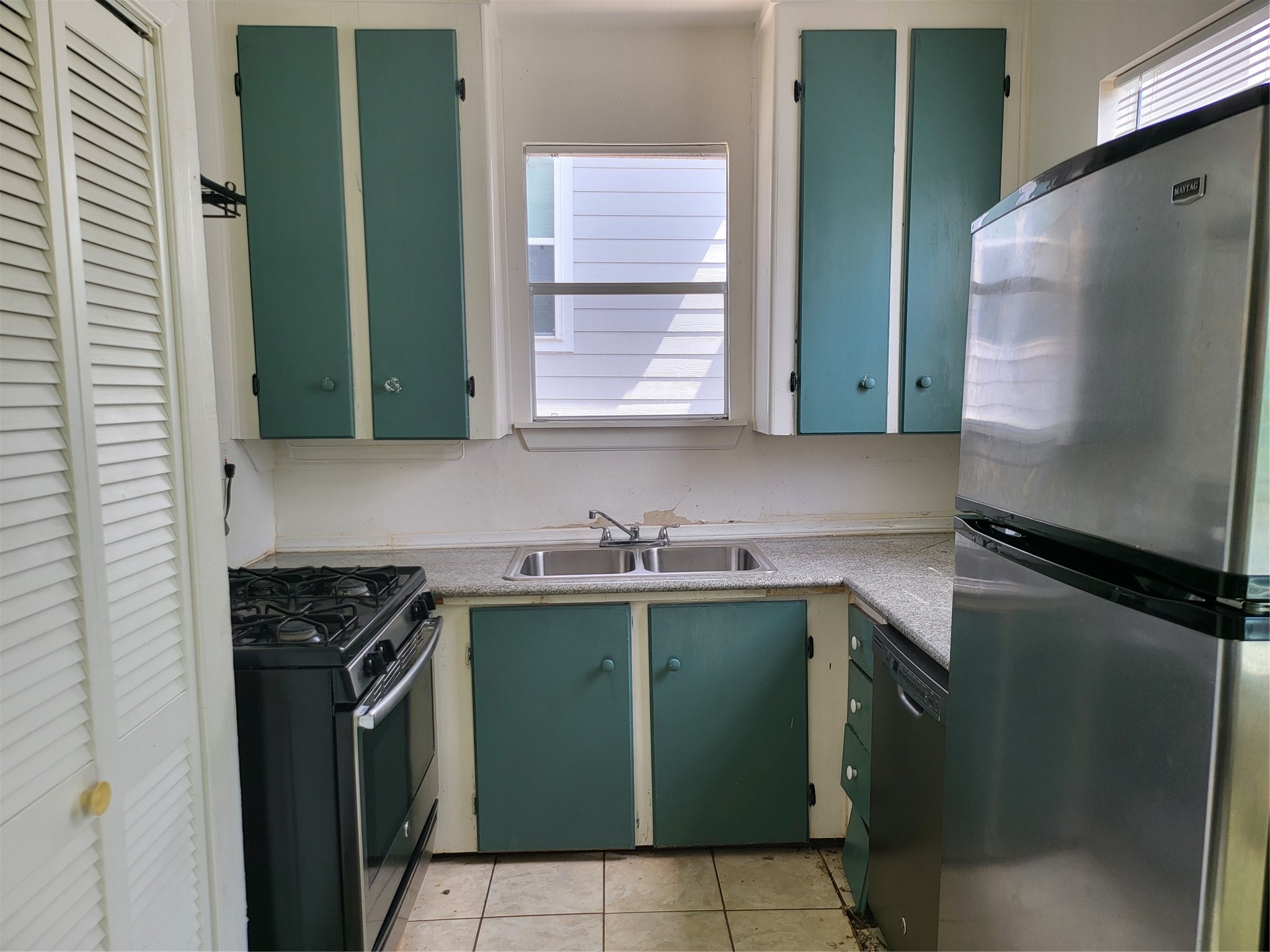 1529 Welch Street Houston, TX 77006 - Photo 23 of 34 a kitchen with a refrigerator and a sink