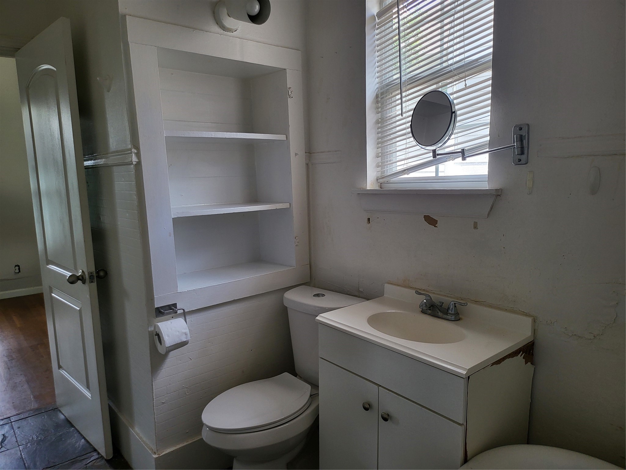 1529 Welch Street Houston, TX 77006 - Photo 27 of 34 a bathroom with a toilet sink and mirror