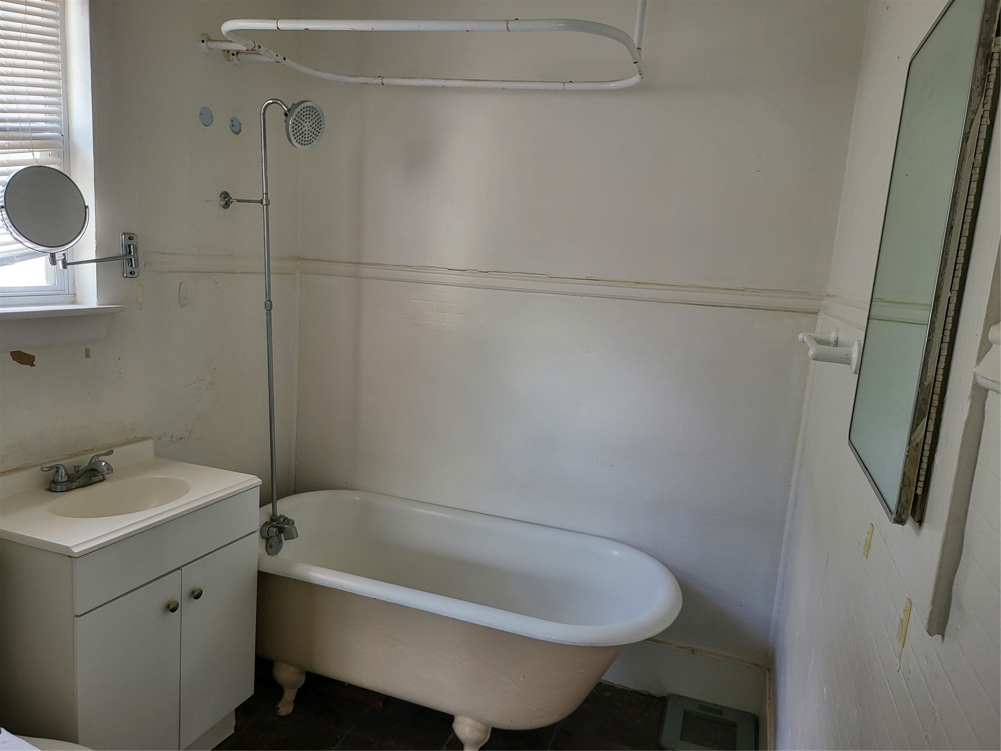 1529 Welch Street Houston, TX 77006 - Photo 28 of 34 a bathroom with a sink and a shower