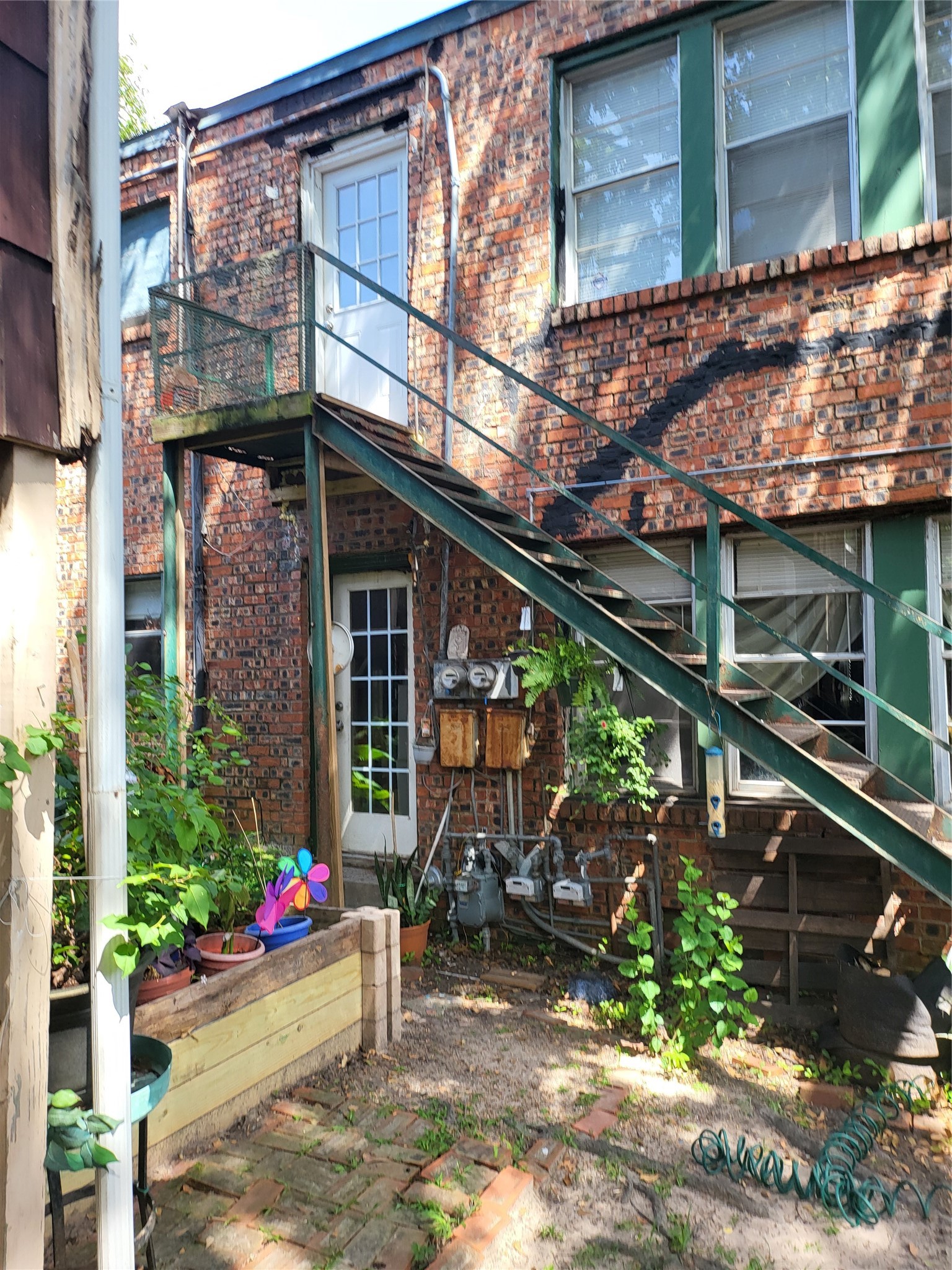 1529 Welch Street Houston, TX 77006 - Photo 3 of 34 a view of a house with a porch