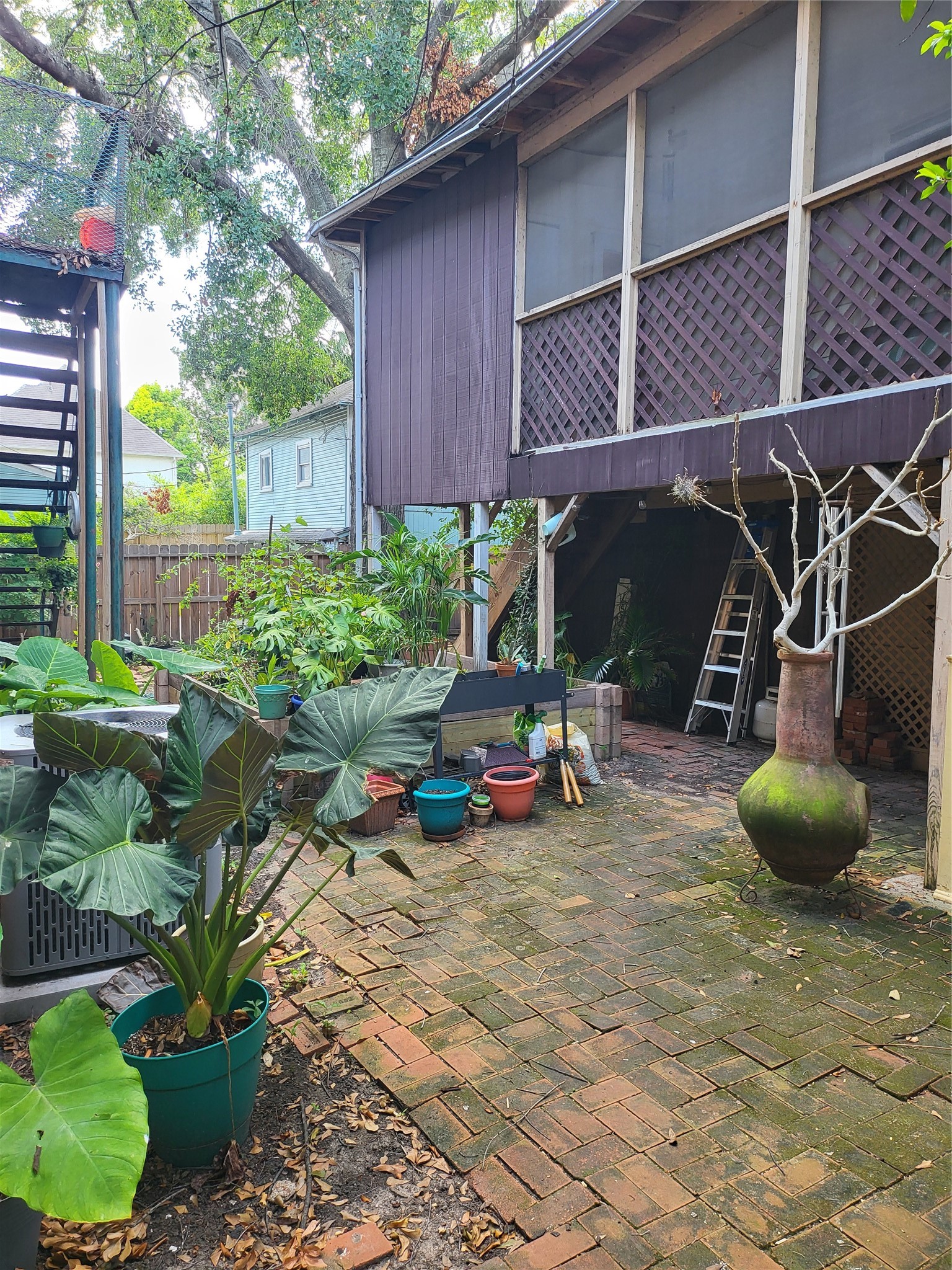 1529 Welch Street Houston, TX 77006 - Photo 7 of 34 a view of a chairs and table in backyard