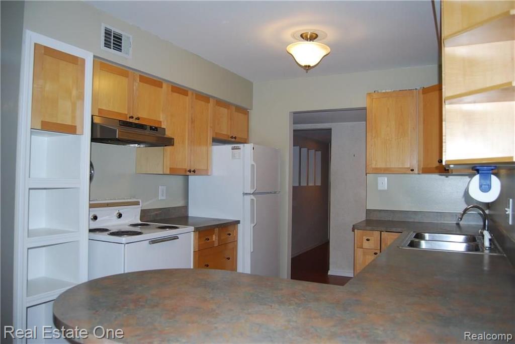 525 East University Drive, Unit 94 Rochester, MI 48307 - Photo 3 of 16