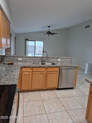 $2,700 | 893 West Straford Avenue, Gilbert, AZ 85233