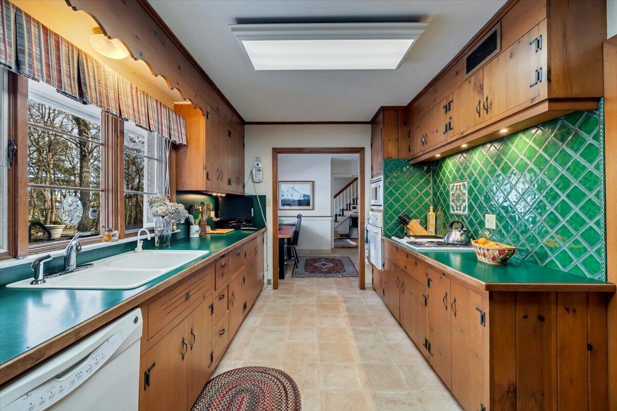 331 Summit Drive Cresco, PA 18326 - Photo 7 of 43 a open kitchen with stainless steel appliances granite countertop a large window