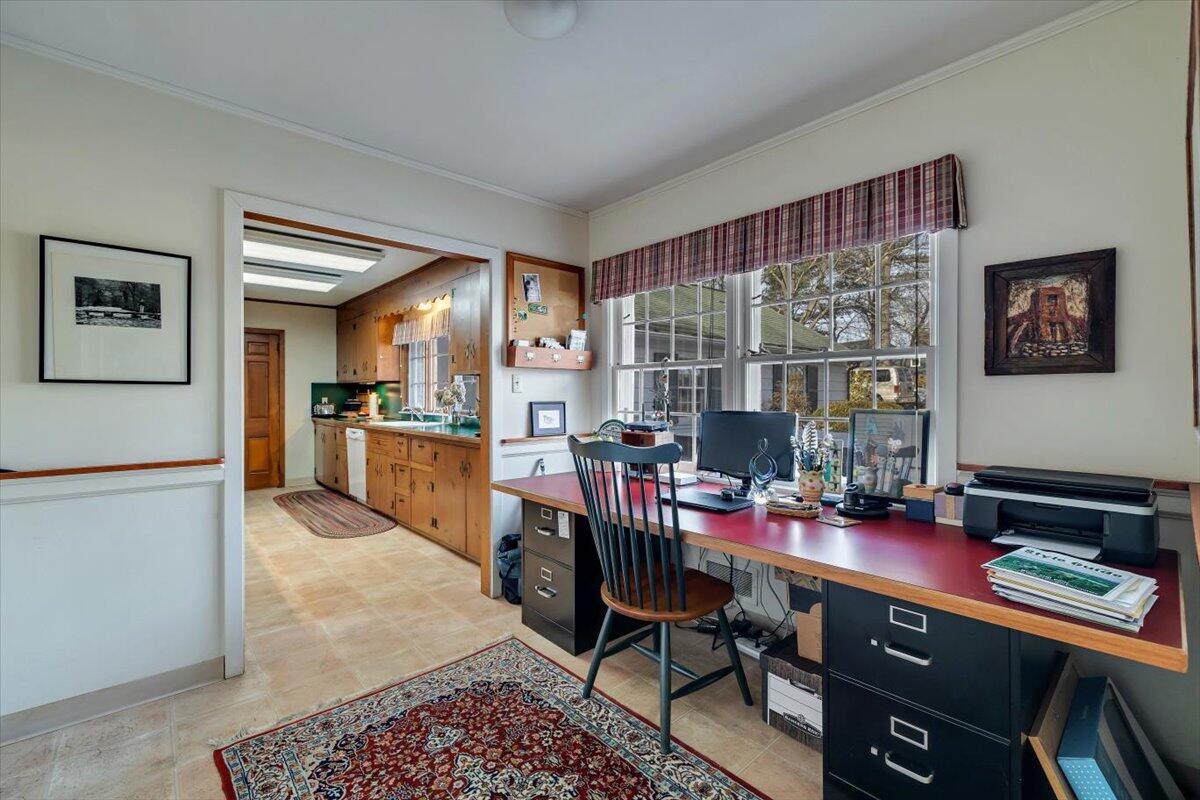 331 Summit Drive Cresco, PA 18326 - Photo 10 of 43 a workspace with furniture