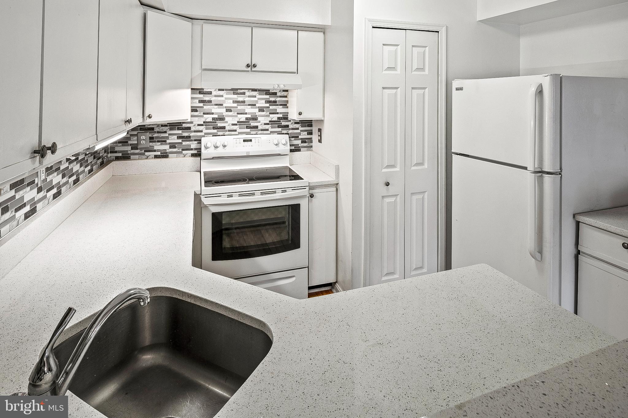 4 Fallen Tree Court, Unit 4H Baltimore, MD 21227 - Photo 13 of 23 Kitchen (alt view)