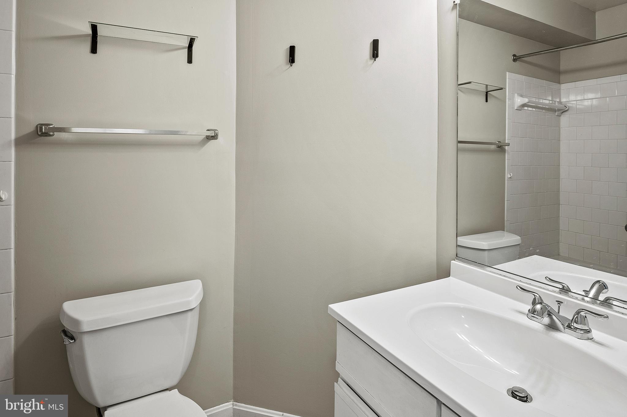 4 Fallen Tree Court, Unit 4H Baltimore, MD 21227 - Photo 20 of 23 Bathroom 2