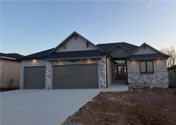 $724,900 | 911 Savannah Lane, Greenwood, MO 64034