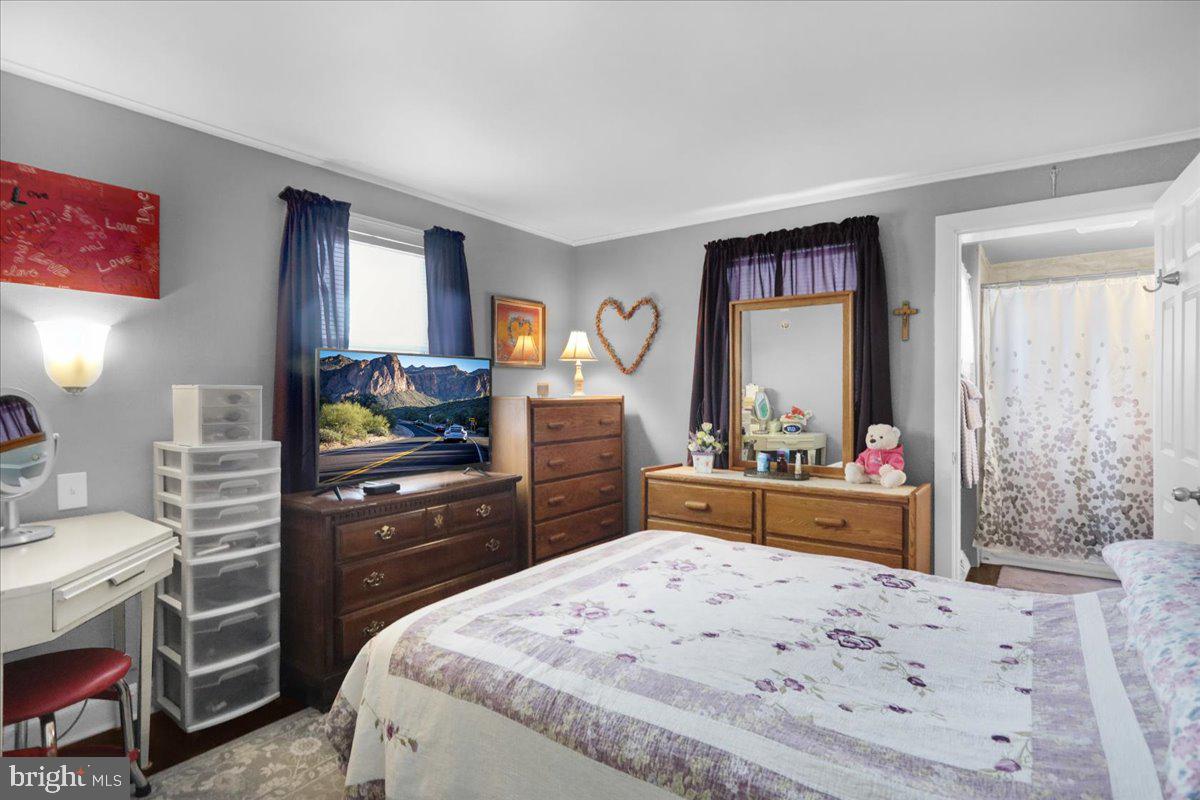 135 Chestnut Street Shillington, PA 19607 - Photo 14 of 34 a bedroom with a bed and a dresser in it