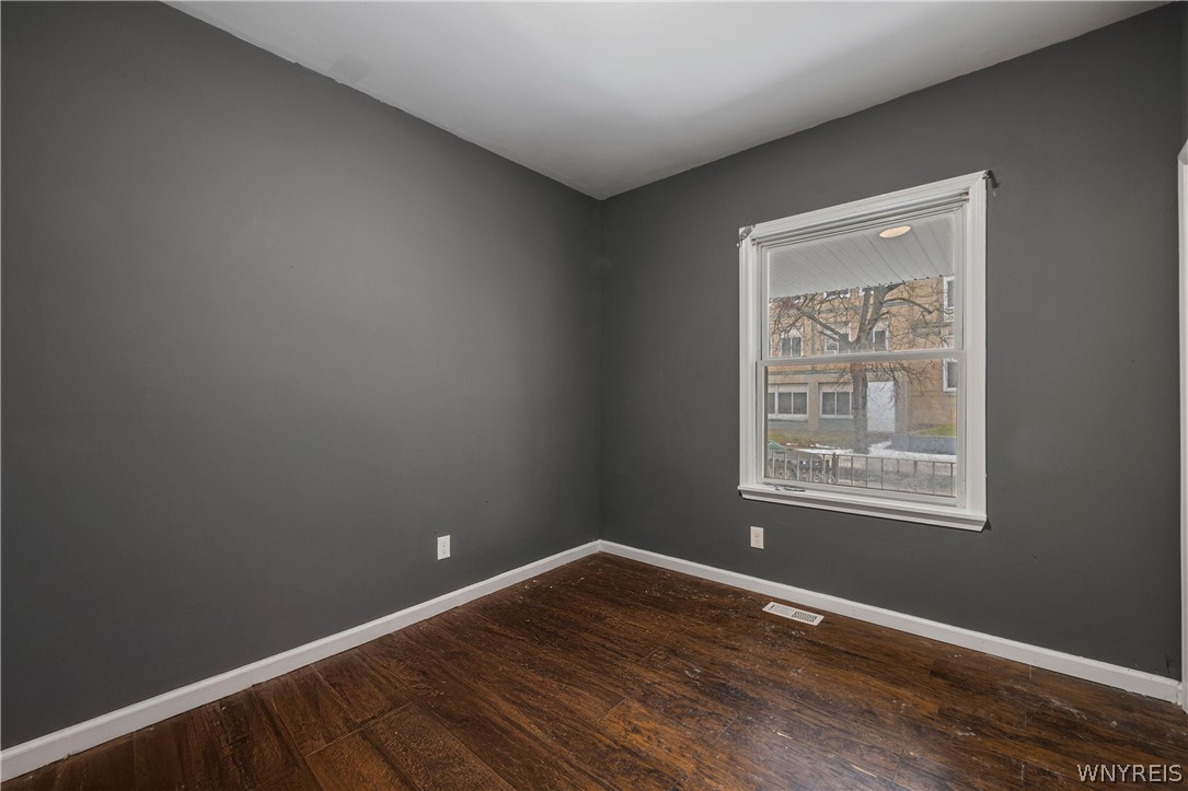 621 13th Street Niagara Falls, NY 14301 - Photo 11 of 38