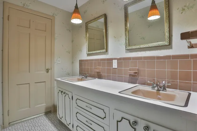 $3,100 | 334 South River Road, Bedford, NH 03110