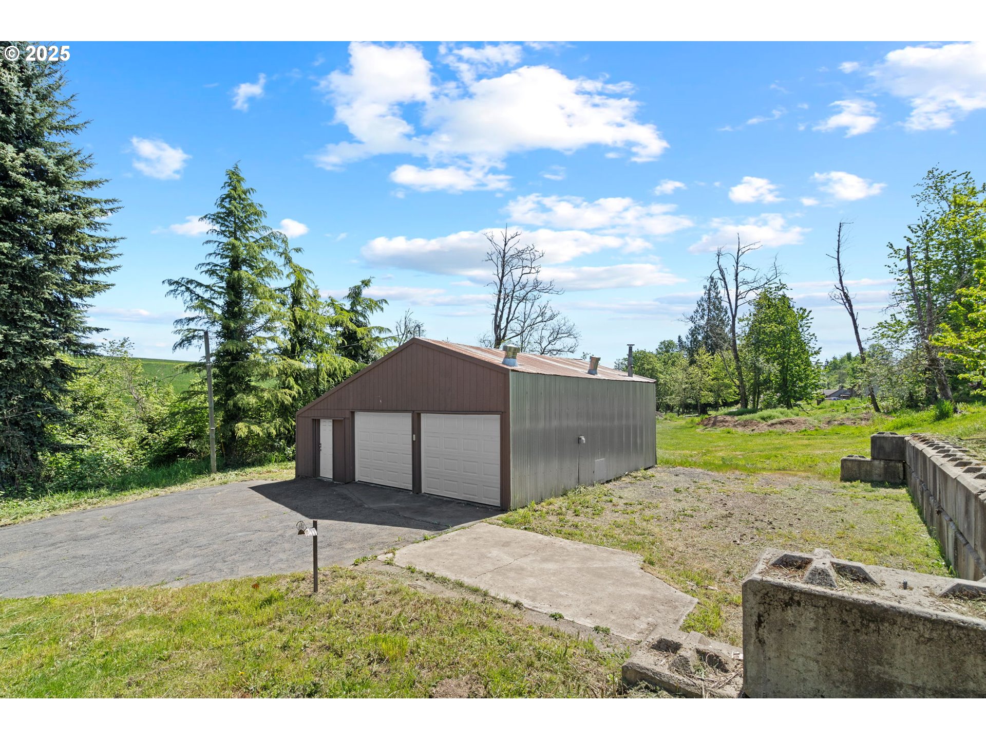 32314 Southeast Oxbow Drive Gresham, OR 97080 - Photo 34 of 40 a backyard of a house with table and chairs