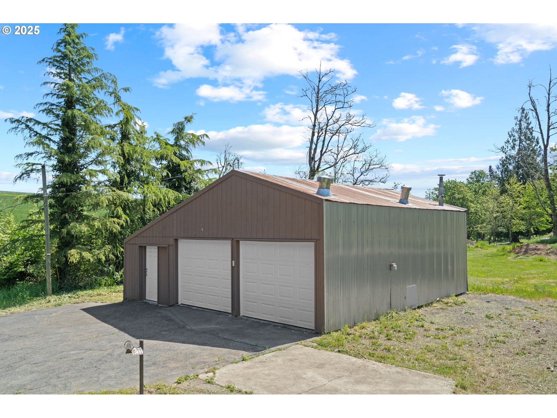 32314 Southeast Oxbow Drive Gresham, OR 97080 - Photo 35 of 40 a backyard of a house with a garden and tree
