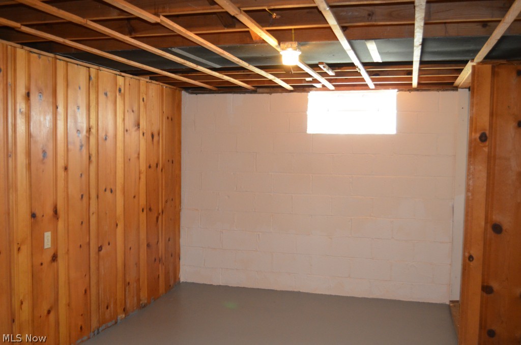8105 Spring Garden Road Cleveland, OH 44129 - Photo 13 of 15
