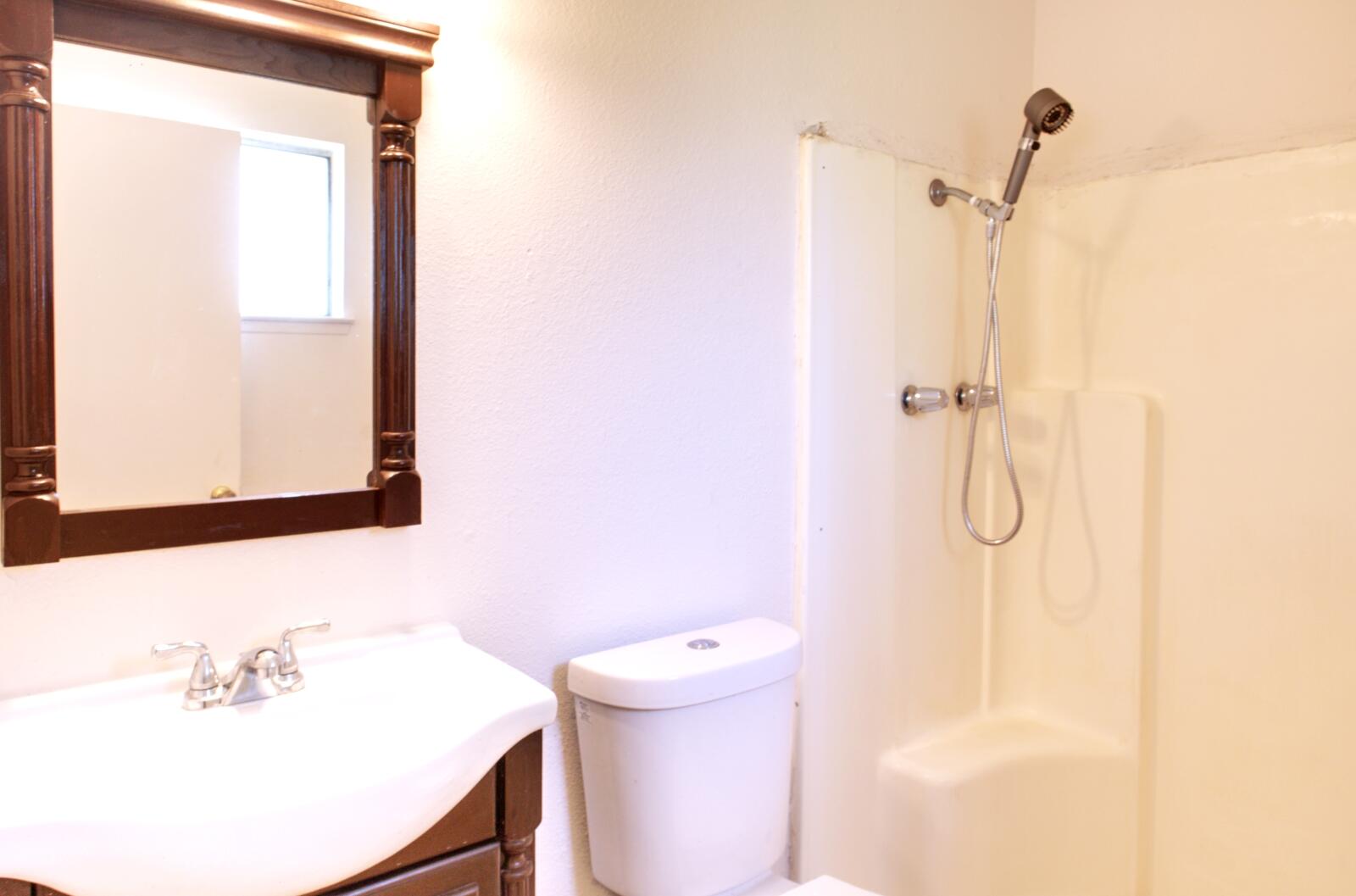 558 Perry Avenue Corcoran, CA 93212 - Photo 30 of 42 editMaster Bath 2