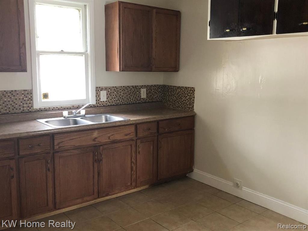 21722 Greenview Road Southfield, MI 48075 - Photo 3 of 14