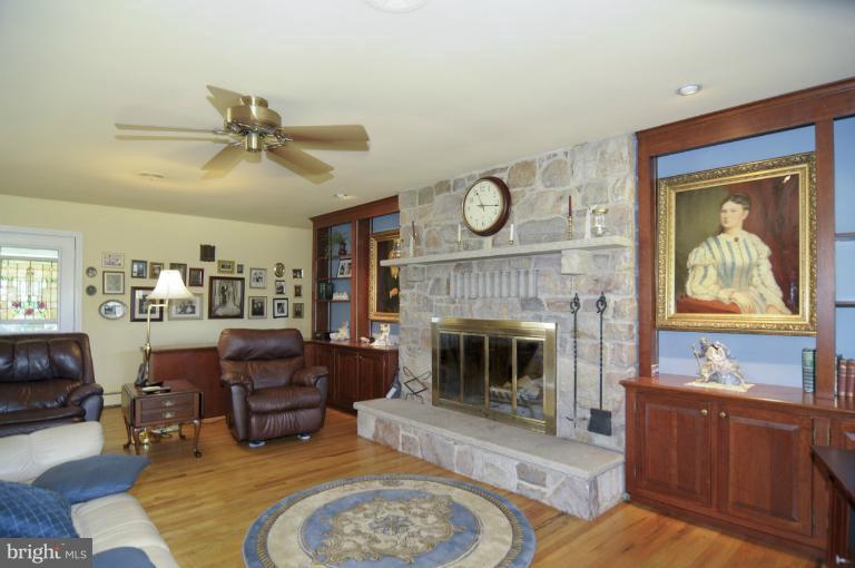 3164 Flickinger Road Westminster, MD 21158 - Photo 4 of 30 Living Room