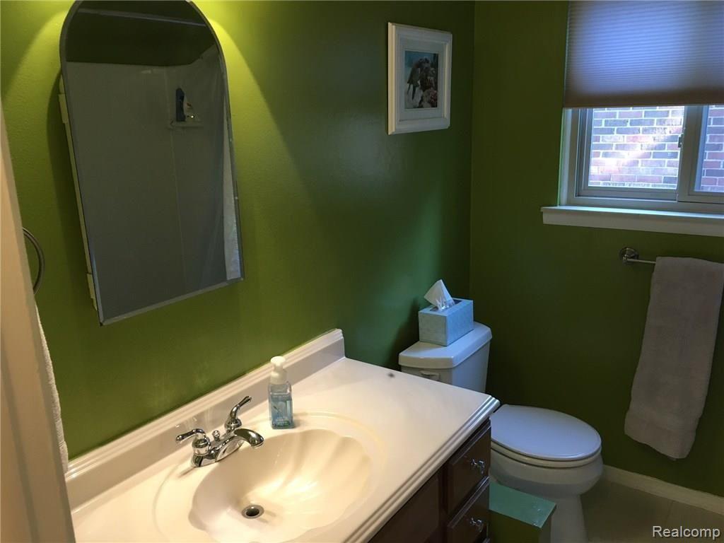 43254 Barchester Road Canton, MI 48187 - Photo 18 of 27 Full Bathroom