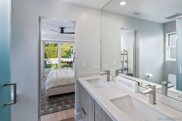 a en suite bathroom with a double vanity sink and a mirror