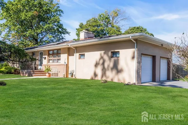 a view of a yard with a house