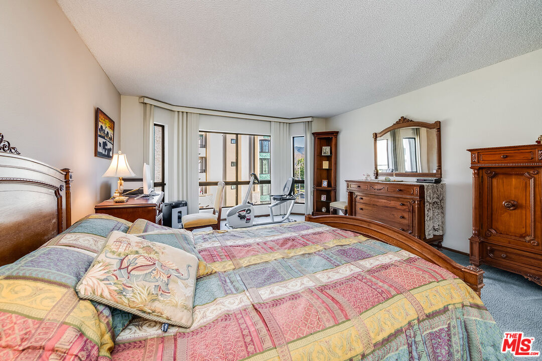 10409 Riverside Drive, Unit 203 Toluca Lake, CA 91602 - Photo 27 of 34 a bedroom with two beds and a dresser