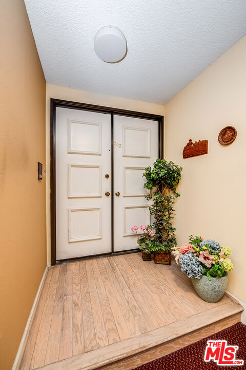10409 Riverside Drive, Unit 203 Toluca Lake, CA 91602 - Photo 5 of 34 a view of a entryway