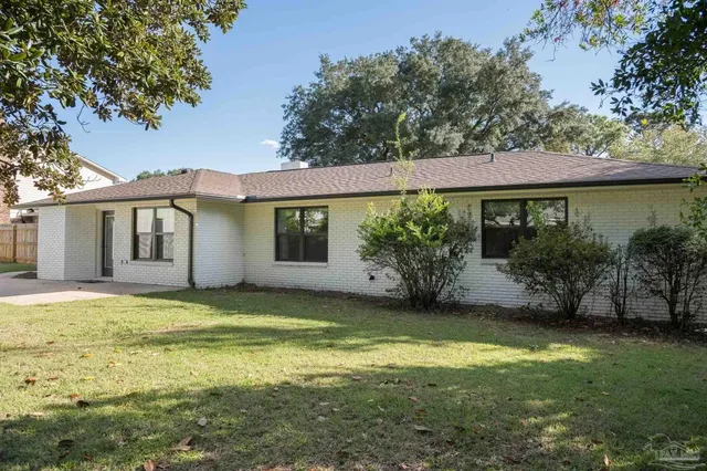 a view of a backyard