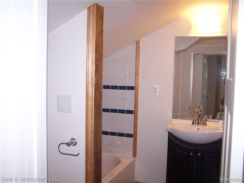 1812 North River Road St. Clair, MI 48079 - Photo 9 of 16 9 - full bath up.JPG