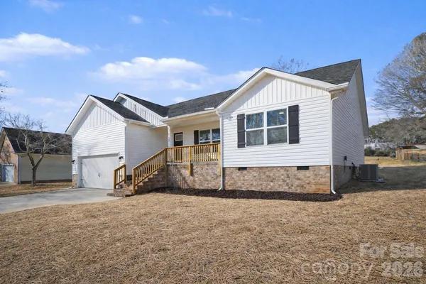 a view of a house with a yard