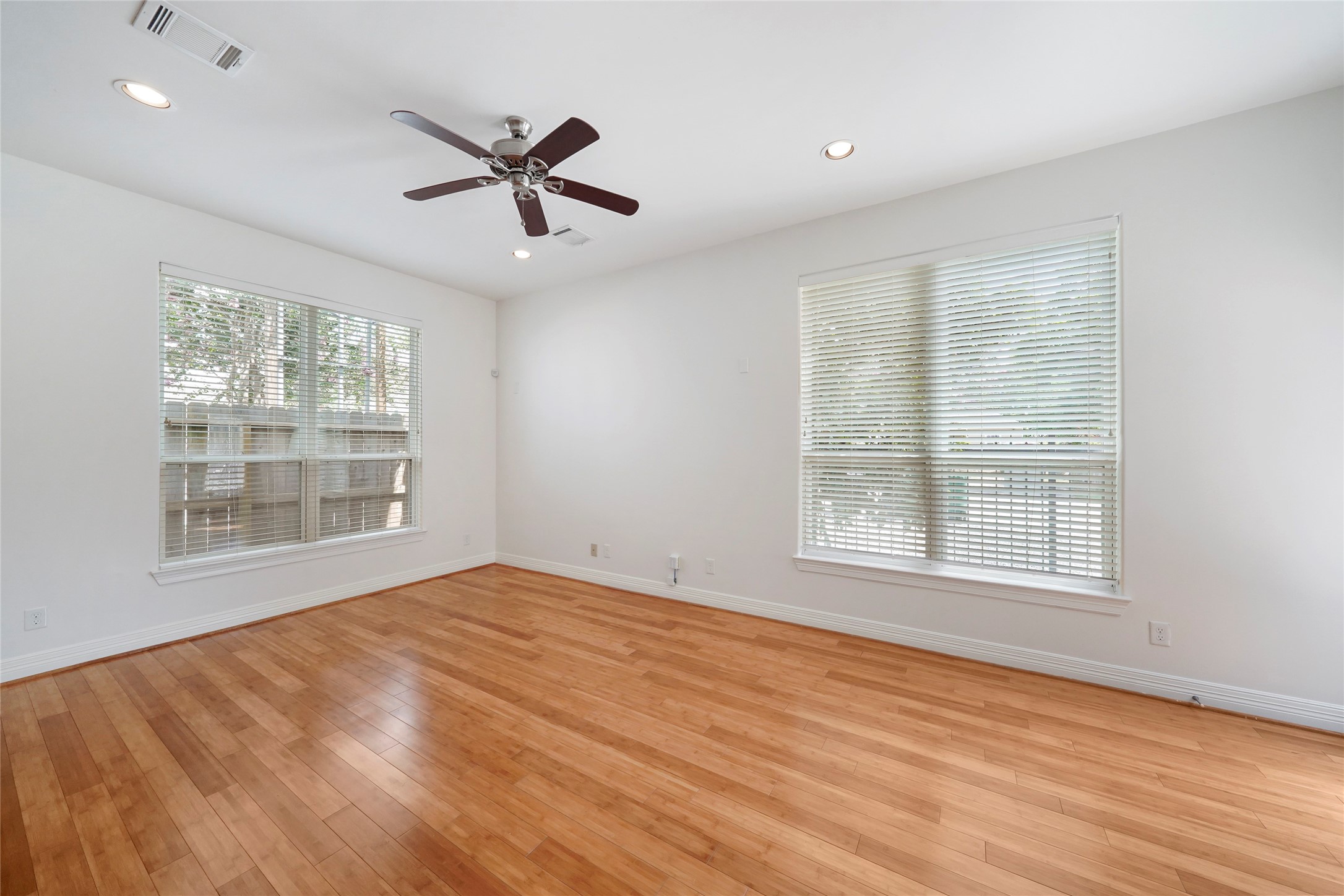 724 Link Road Houston, TX 77009 - Photo 4 of 20 This view of the first floor living
space highlights the two
oversized windows that allow for
tons of light to enter and
illuminate the space with views
of your side green space and
Link Rd.