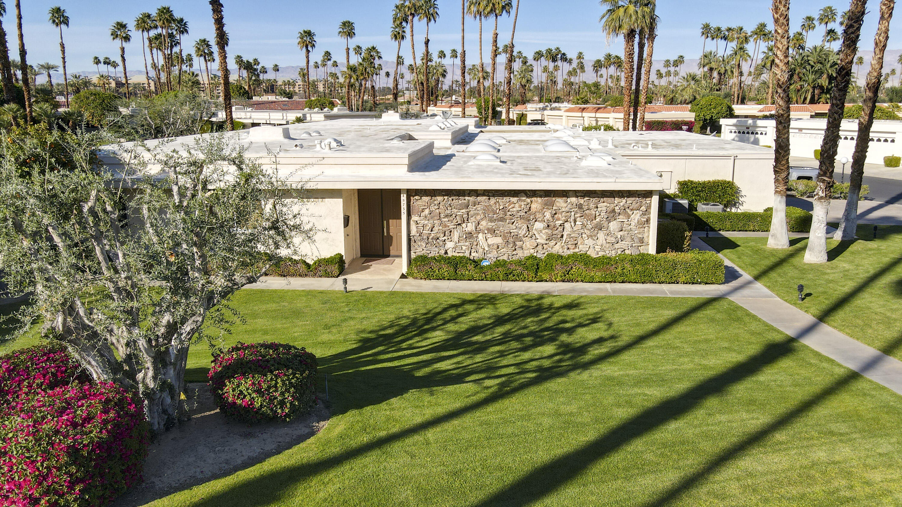 45735 Pawnee Road Indian Wells, CA 92210 - Photo 7 of 74 a view of a water fountain and a bench