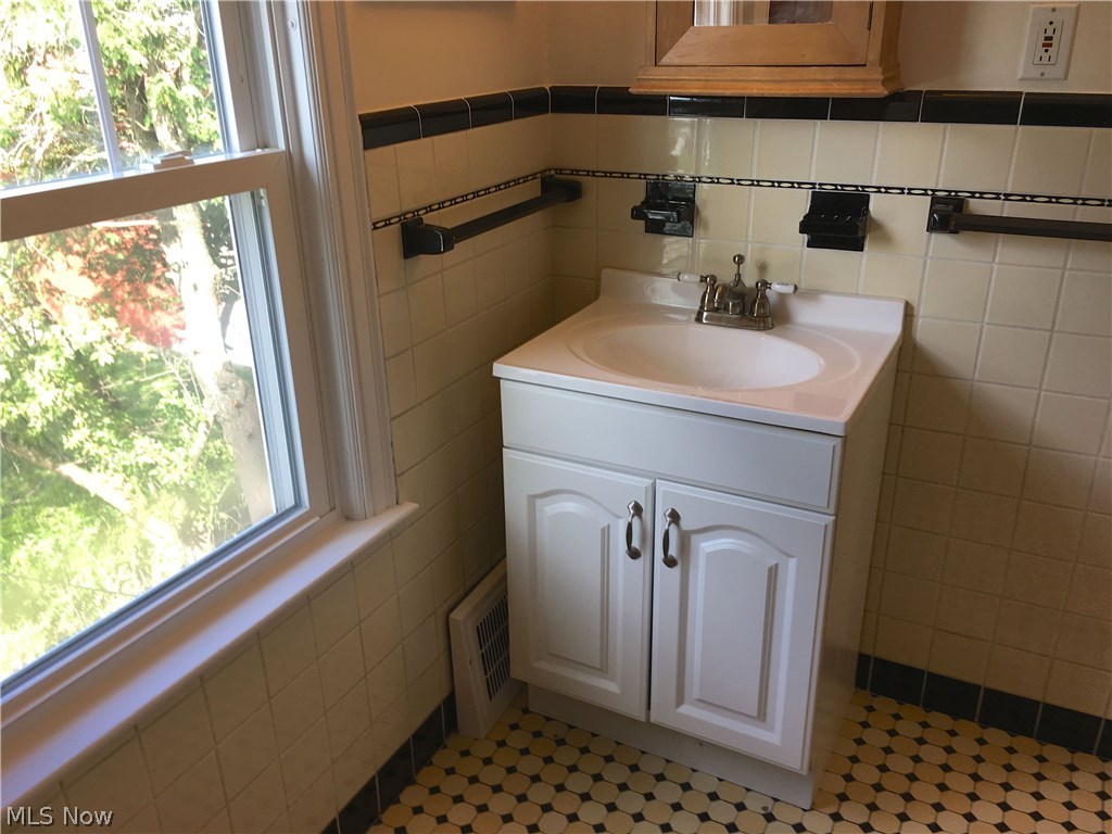 1400 Winston Road Cleveland, OH 44121 - Photo 19 of 31