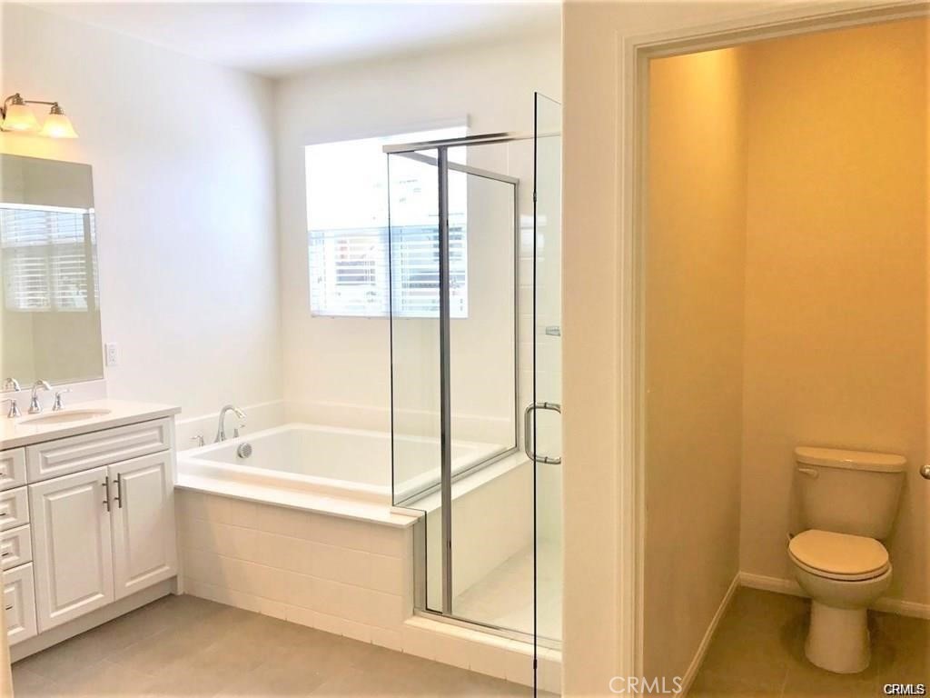 125 Fixie Irvine, CA 92618 - Photo 21 of 28 a bathroom with a sink a toilet and a bathtub