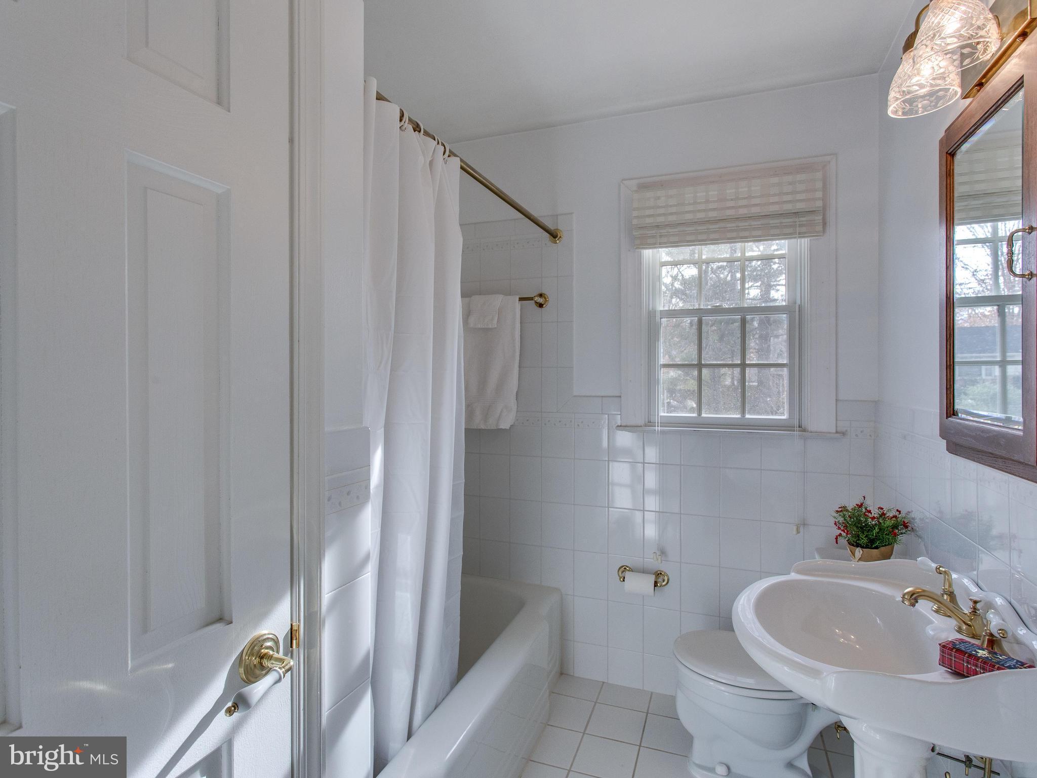 2004 Jamestown Road Alexandria, VA 22308 - Photo 16 of 30 Hall bath