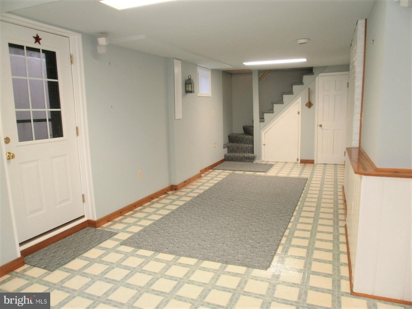 2004 Jamestown Road Alexandria, VA 22308 - Photo 19 of 30 Large family room with walk out to back patio