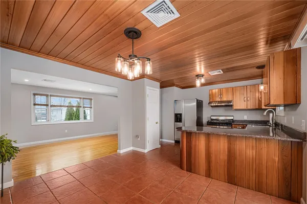 $2,500 | 190 Gladstone Street, Unit 2, Cranston, RI 02920