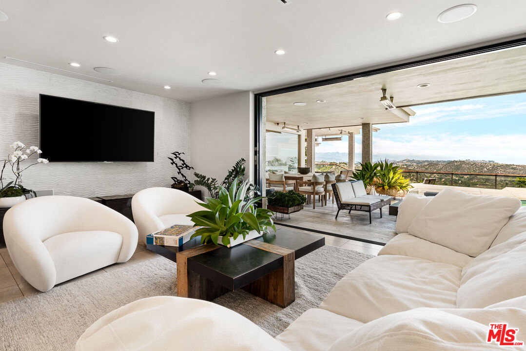 2052 Stradella Road Los Angeles, CA 90077 - Photo 12 of 34 Gallery Image 12
