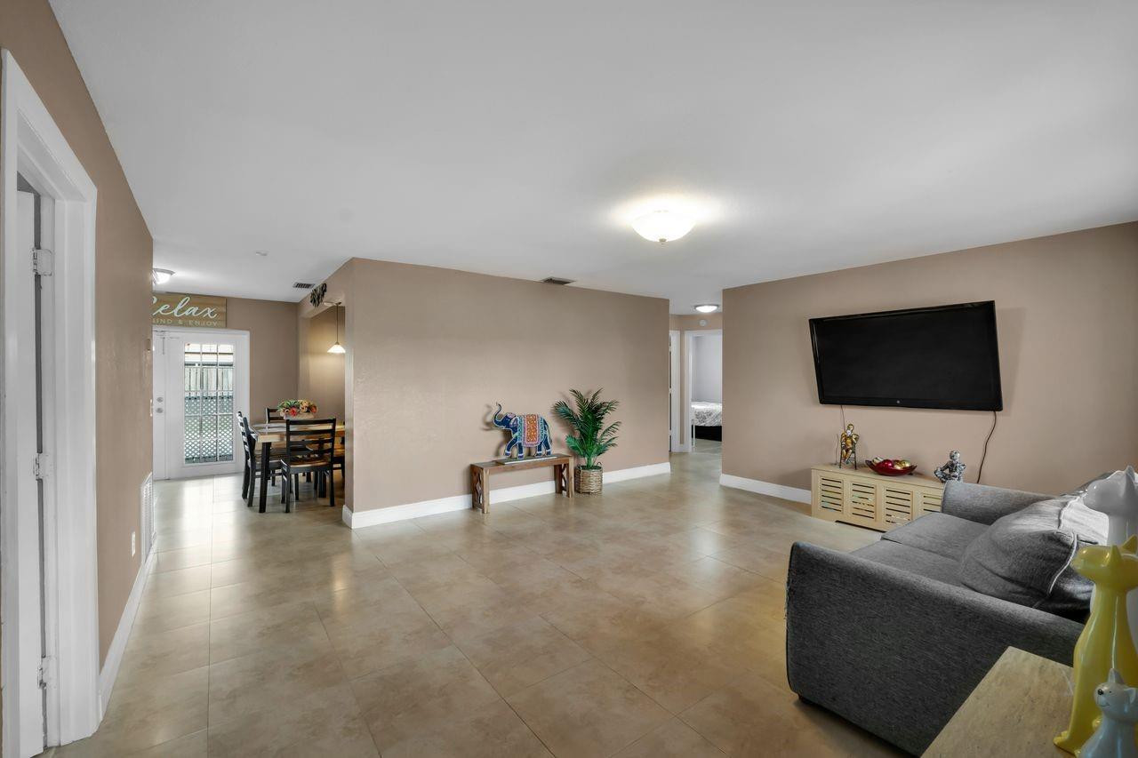 10901 Granite Street Boca Raton, FL 33428 - Photo 4 of 28 Photo 4
